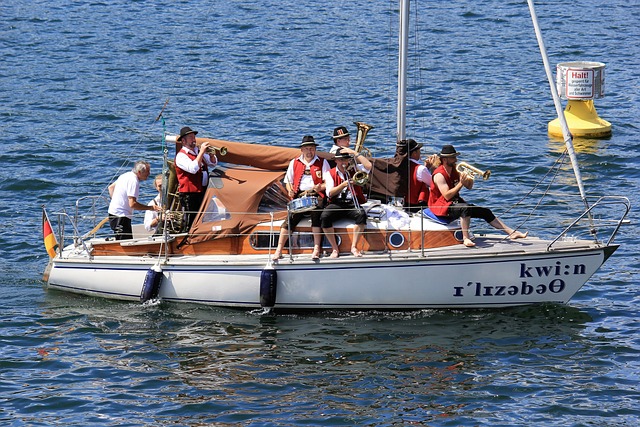 维斯塔潘和诺里斯黄胎起步，皮亚斯特里使用硬胎起步