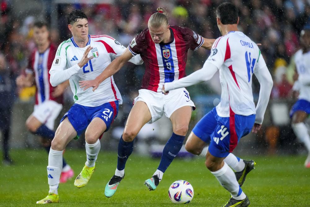 英国女歌手利帕现场观看阿根廷国家德比，并与里克尔梅合影